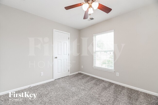 Building Photo - 105 Vinca Dr