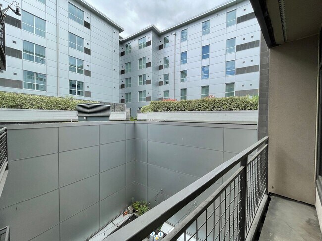 Building Photo - Fantastic Condo in NW Portland with Washer...