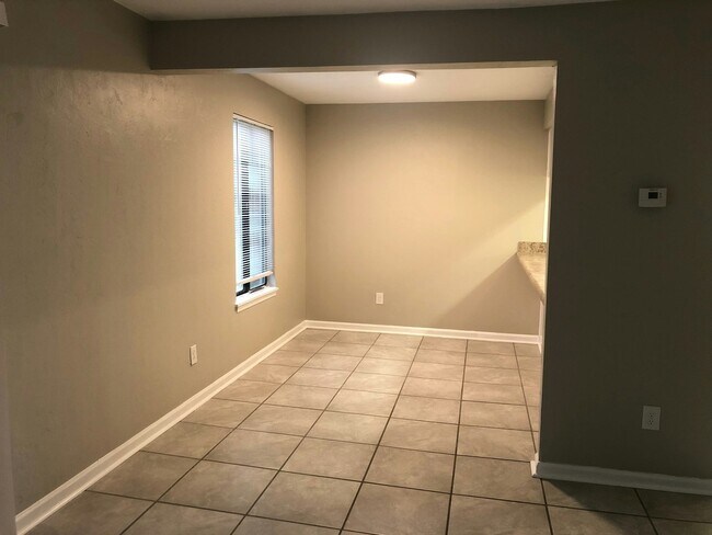 Building Photo - 3017 Oak Hammock Ln