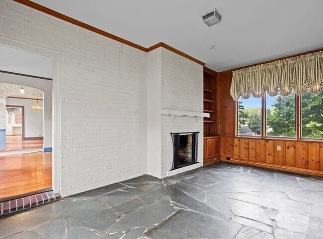 Building Photo - Classic 4BR Cape in Old Irving Park!