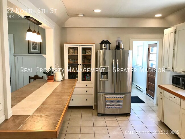 Building Photo - Updated 3 bedroom plus Den house near East...