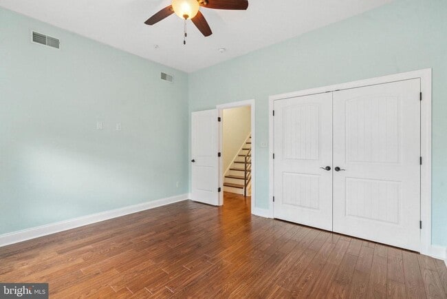 Building Photo - 719 E Thompson St