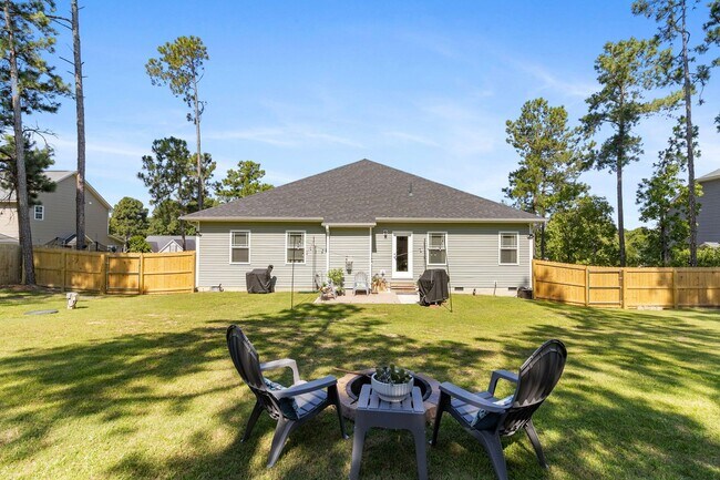 Building Photo - Beautiful 3 Bedroom 2 Bath Ranch