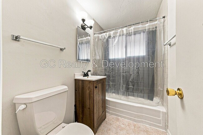 Building Photo - 913 3rd St