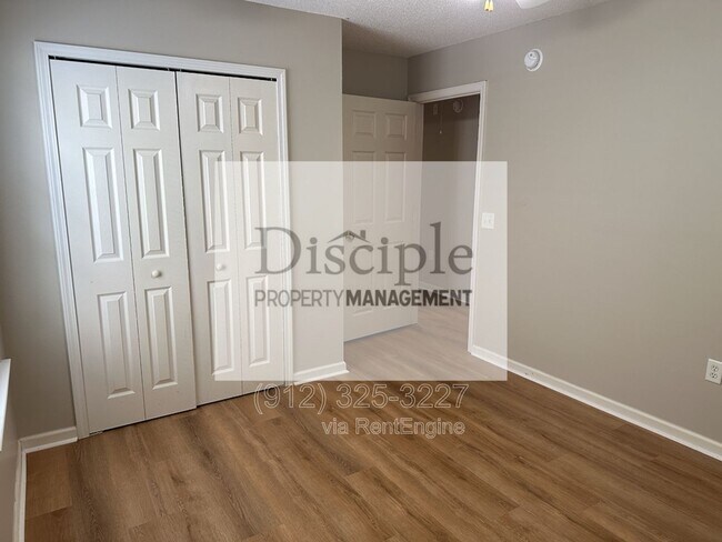 Building Photo - 355 Shady Oak Cir