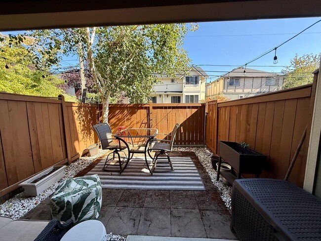 Building Photo - West Seattle Townhome