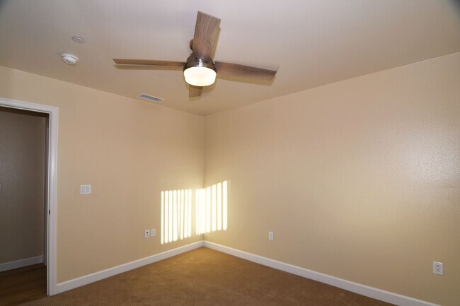 Building Photo - 571 Moss St