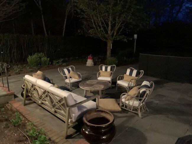 Building Photo - 15 S Hill St