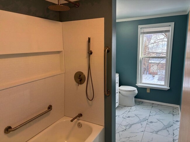 Building Photo - 2517 W Chestnut Ave