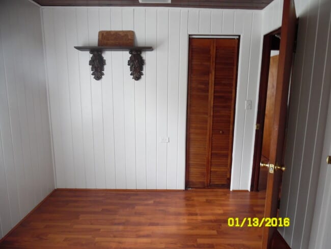 Building Photo - Lovely 2/1 home with beautiful natural wood interior