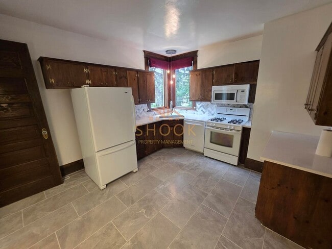Building Photo - Well-Maintained Historic 4 BR Home Close to Campus! Lawn Mowing Included!