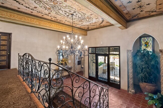 Building Photo - 152 S Peck Dr