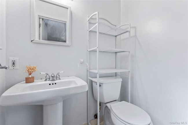 Building Photo - 45 21 Iris Ln