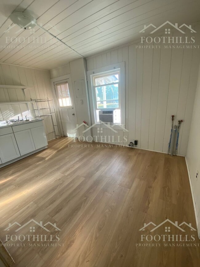 Building Photo - 253 S Shirley Ave