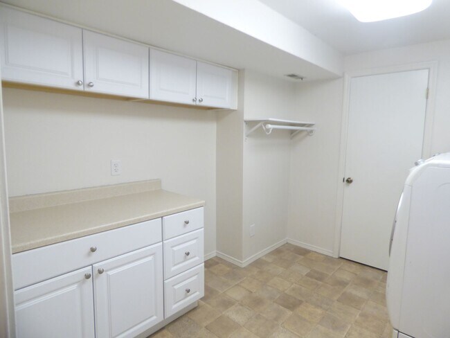 Building Photo - 5 Bd 3 Ba Home in Sandy