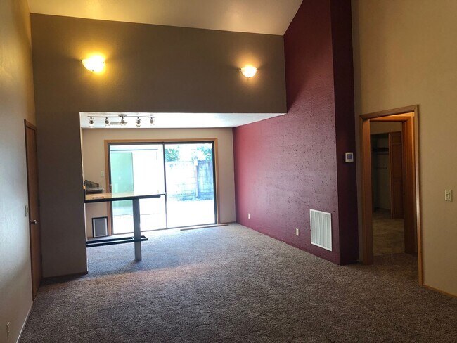 Building Photo - 2-bedroom 2-bathroom duplex with 2 garages in Eugene!