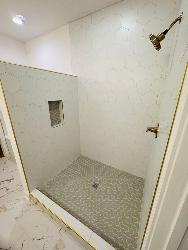 Building Photo - FOR LEASE - NEW BUILD TOWNHOME LOCATED IN ...