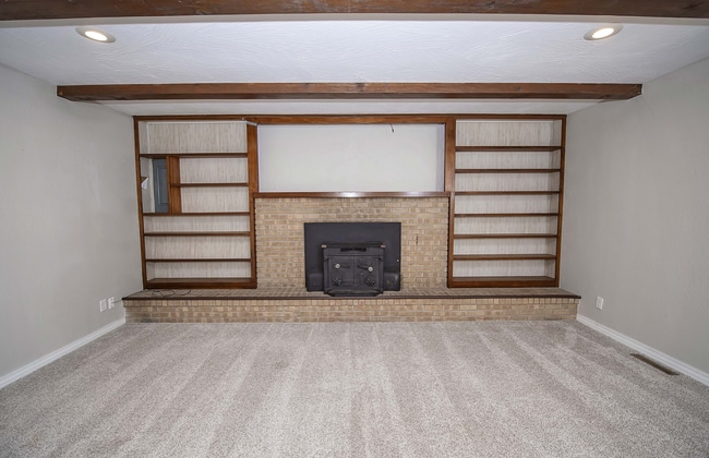 Building Photo - Privacy Fenced, 3 bed 3 bath in South Springfield (Ask about our special)