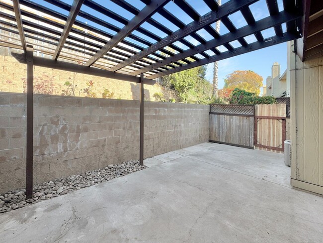 Building Photo - Great 3B/2BA Townhome in Vista!