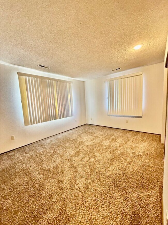 Building Photo - 1211 W Ivy Ave