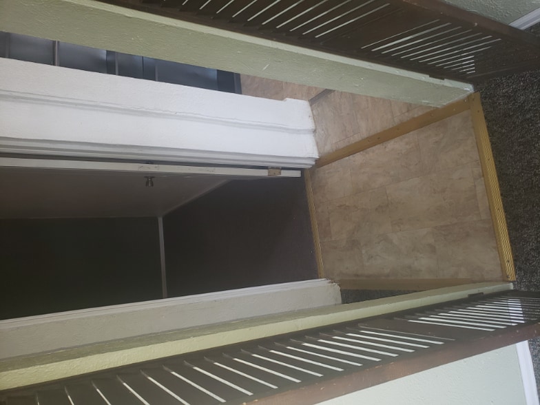 Building Photo - 324 W 6th St