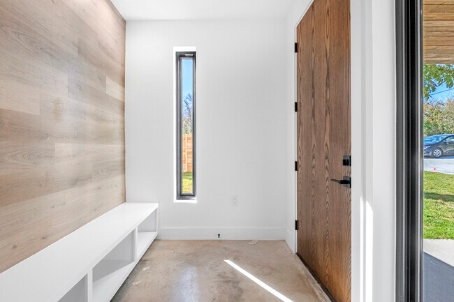 Building Photo - 2101 Thrasher Ln