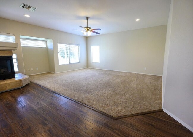 Building Photo - 2521 W Tumbleweed Dr