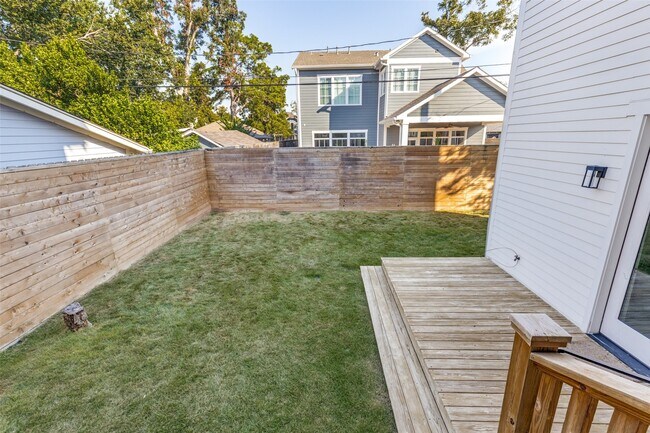 Building Photo - 709 E 13th St