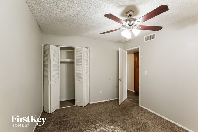 Building Photo - 4656 W Townley Ave