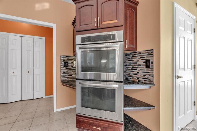 Building Photo - 6573 Poppleton Rd