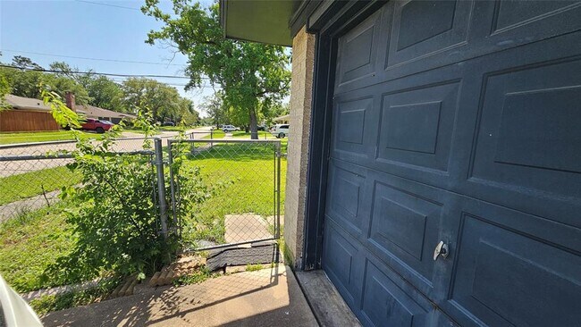Building Photo - 8103 Royalwood Dr