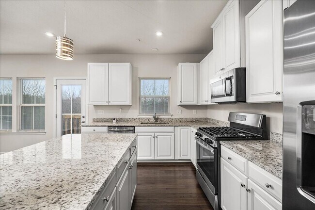 Building Photo - END UNIT EXTRA LARGE TOWNHOME FOR LEASE