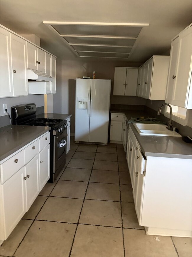 Building Photo - Very Spacious 4 bedroom in Needles, CA