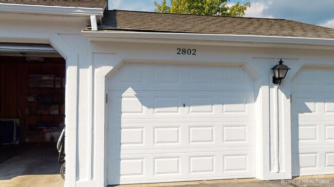 Building Photo - 2802 S Knightsbridge Cir