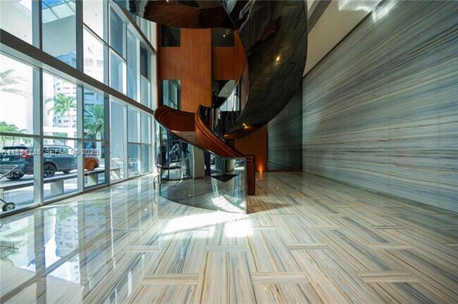 Building Photo - 1300 Brickell Bay Dr