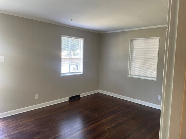 Building Photo - 3 bed, 1.5 bath with large family room and...