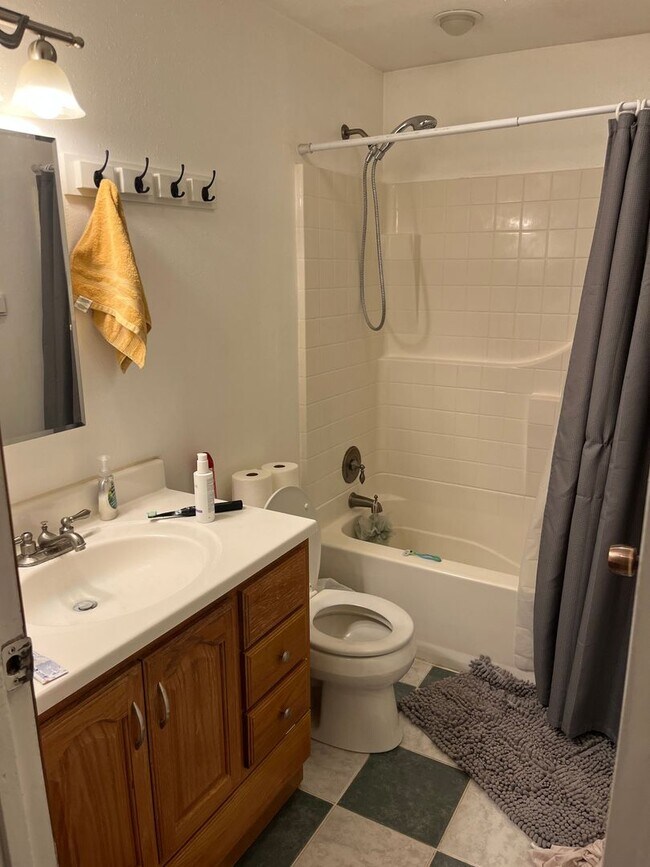 Building Photo - Charming home