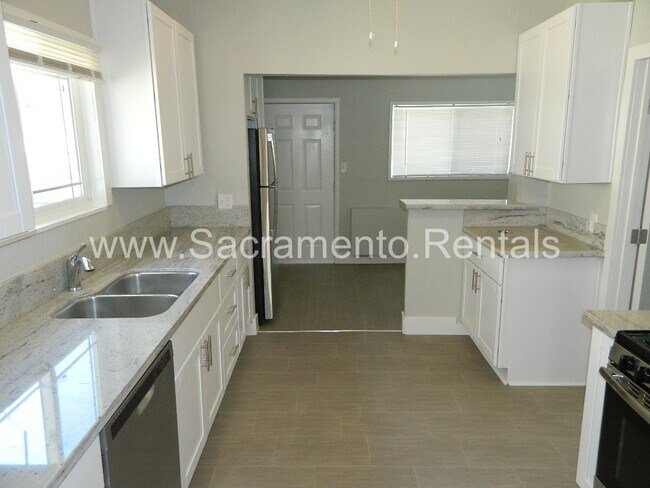 Building Photo - Updated 2bd/1ba Home with Garage near UCD Med Center