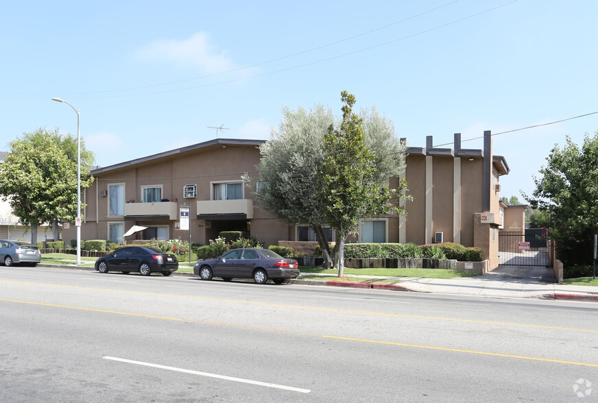 Building Photo - 18631 Burbank Blvd