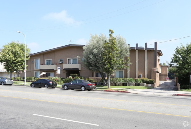 Building Photo - 18631 Burbank Blvd