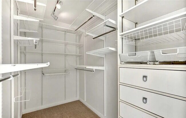 Building Photo - Sophisticated Space Designed for Comfort