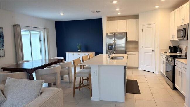 Building Photo - 2731 Armstrong Ave