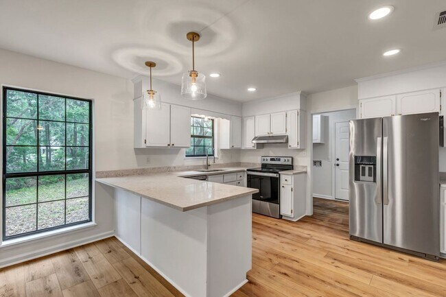 Building Photo - Beautifully Renovated 3 bed/2.5 bath in Ri...