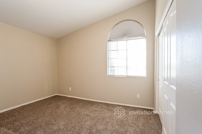 Building Photo - 2153 S Raven Cir