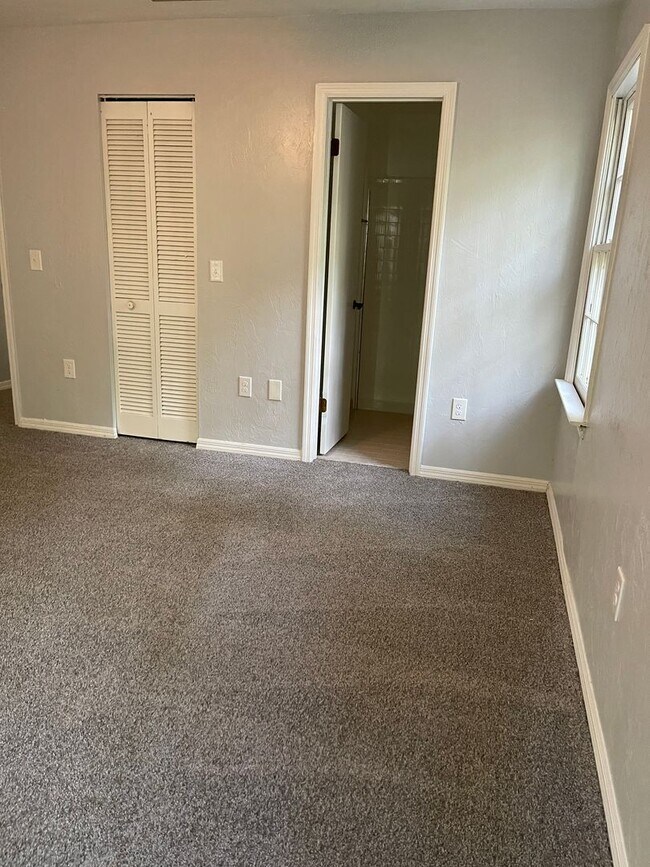 Building Photo - Spacious 2/2 with 2 Car Garage and W/D Hoo...