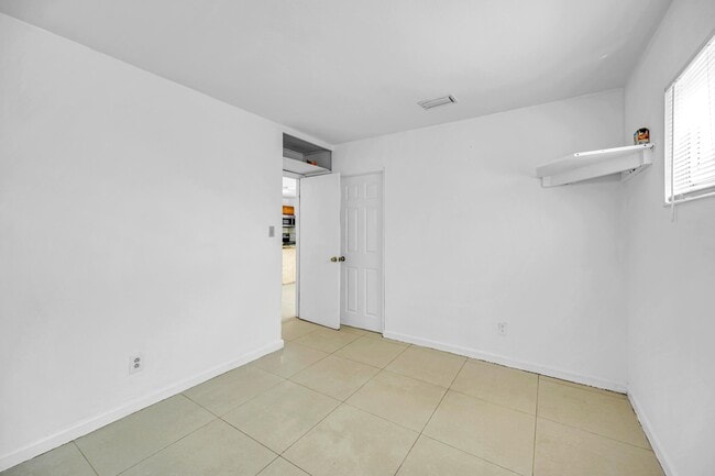 Building Photo - 2107 NE 15th Ave