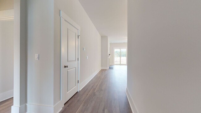 Building Photo - 3 Bedroom Home in WATERSIDE!