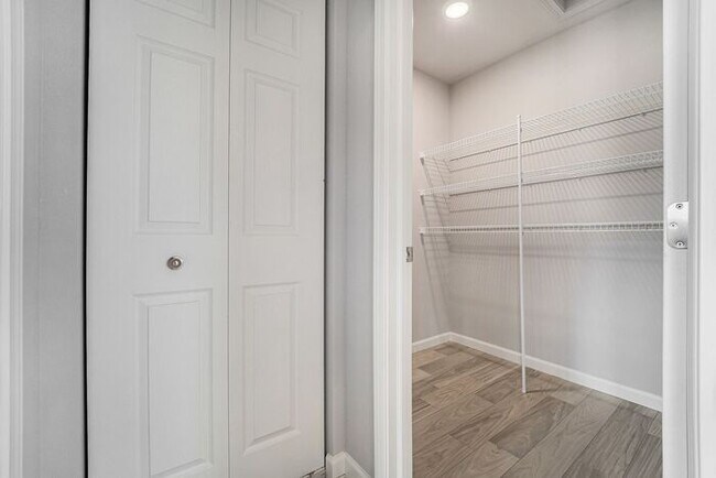 Building Photo - 4447 Pine Creek Dr