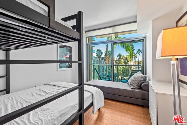 Building Photo - 13700 Marina Pointe Dr