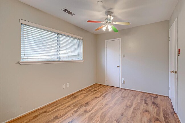 Building Photo - 11707 N Willow Cir